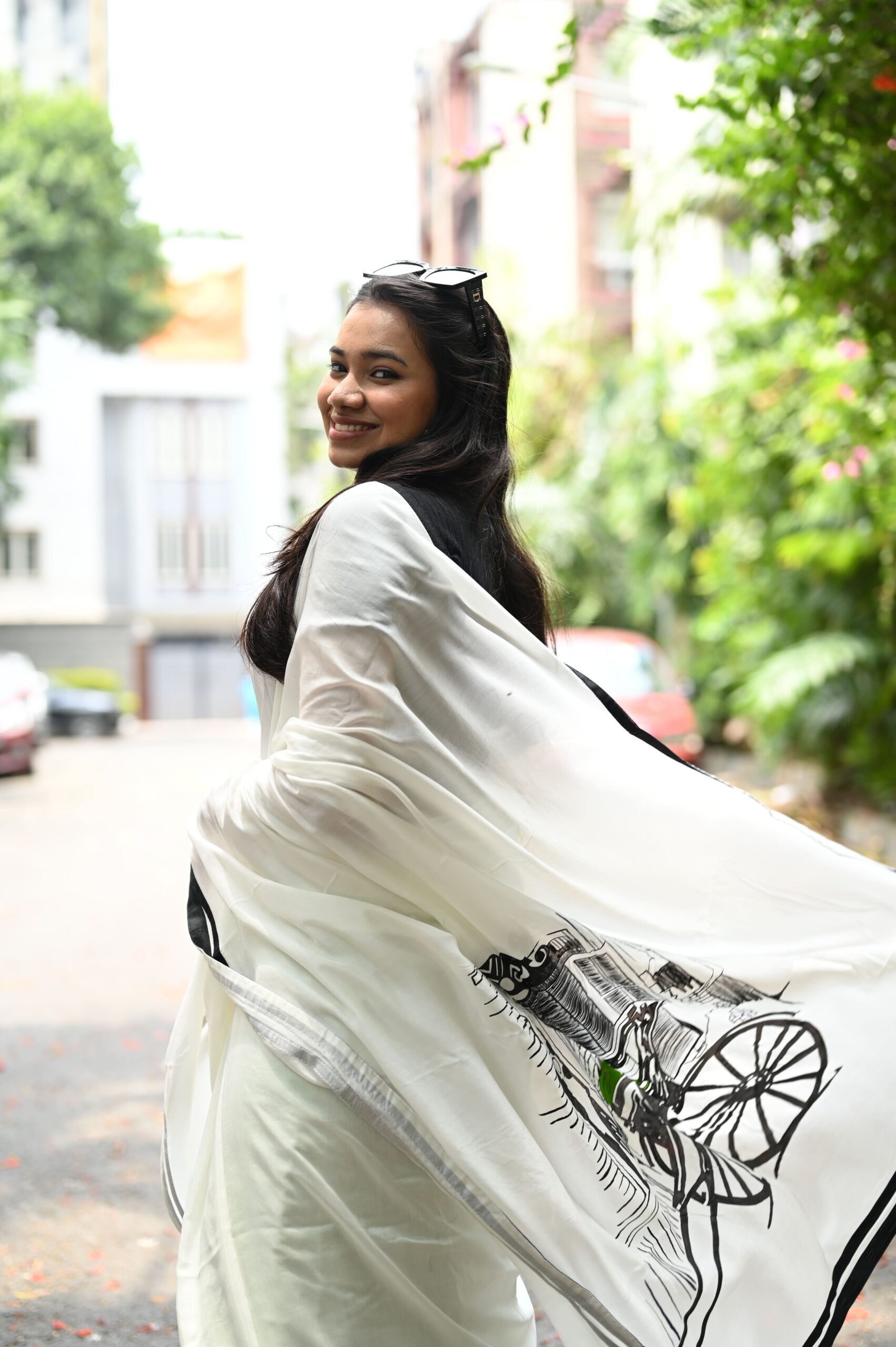Off-White Muslin Silk Saree (Kolkata Cityscape Art) alternate view